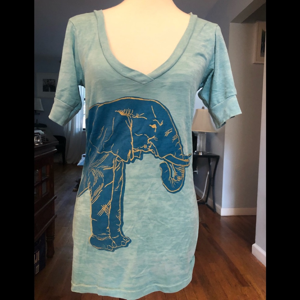 V neck tee with elephant print NWOT